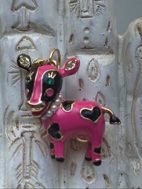 🟣Brand New Betsey Johnson Pendant Cow Necklace, Pink & Black